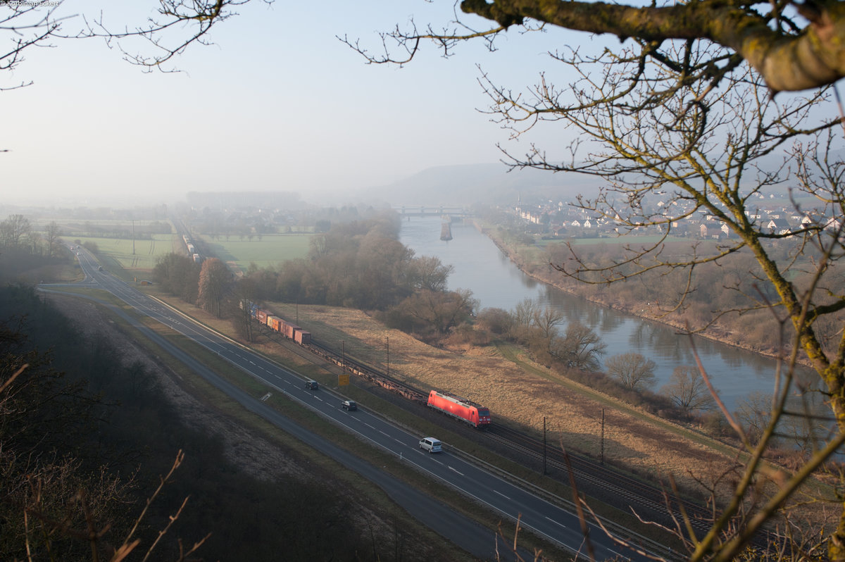 Eine unbekannte 185 mit einem Containerzug bei Himmelstadt Richtung Gemünden, 16.03.2017