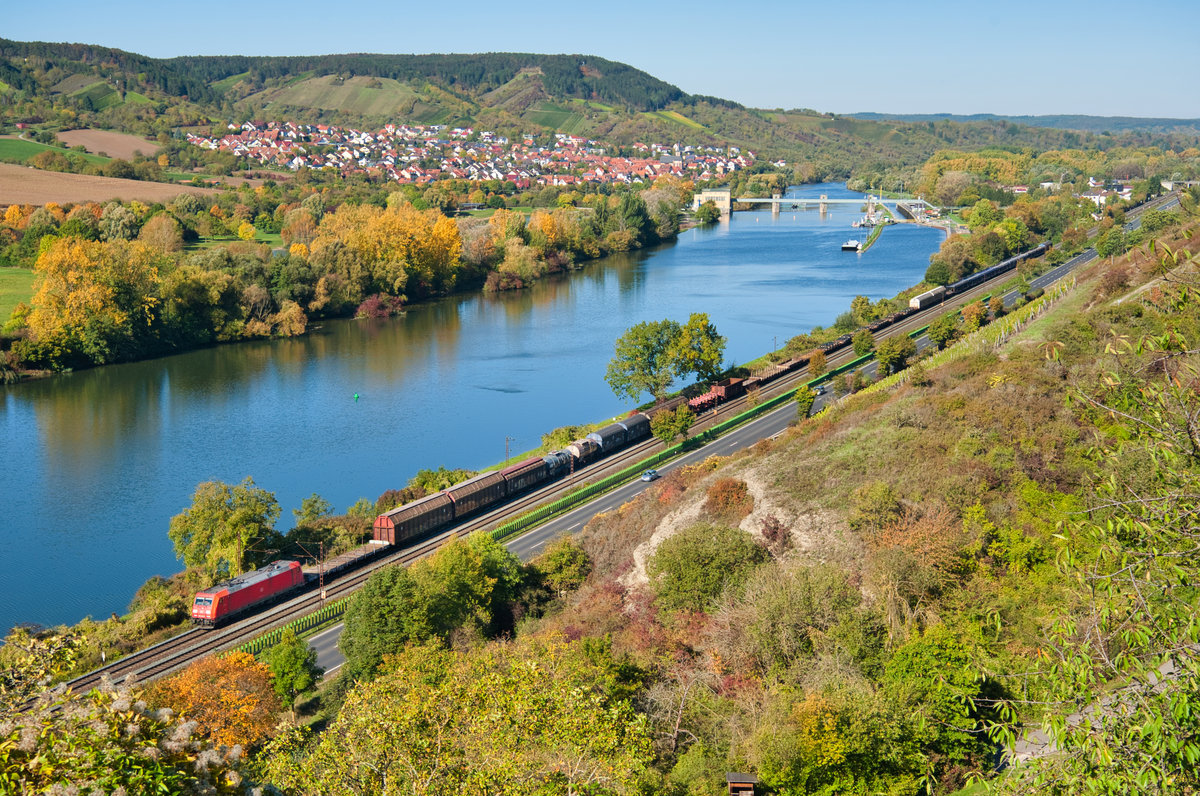 Eine unbekannte 185 mit einem gemischten Güterzug bei Veitshöchheim Richtung Würzburg, 12.10.2019
