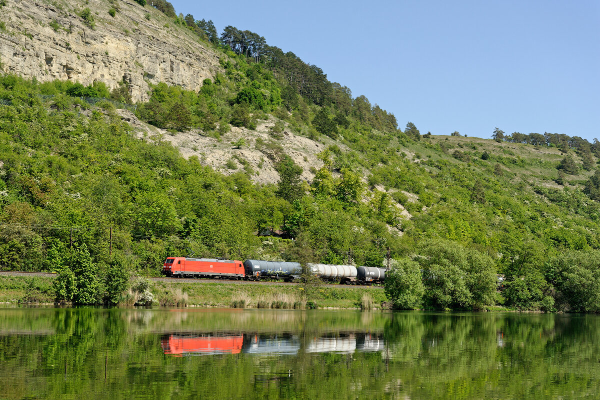 Eine unbekannte 185 mit einem Kesselwagenzug bei Karlstadt Richtung Gemünden, 07.05.2020