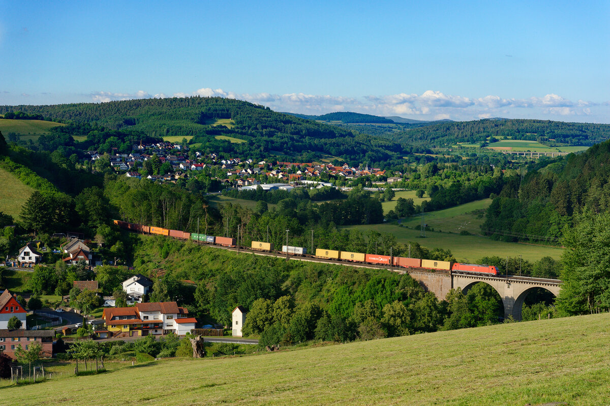 Eine unbekannte 185 mit einem Containerzug bei Jossa Richtung Gemünden, 12.06.2020
