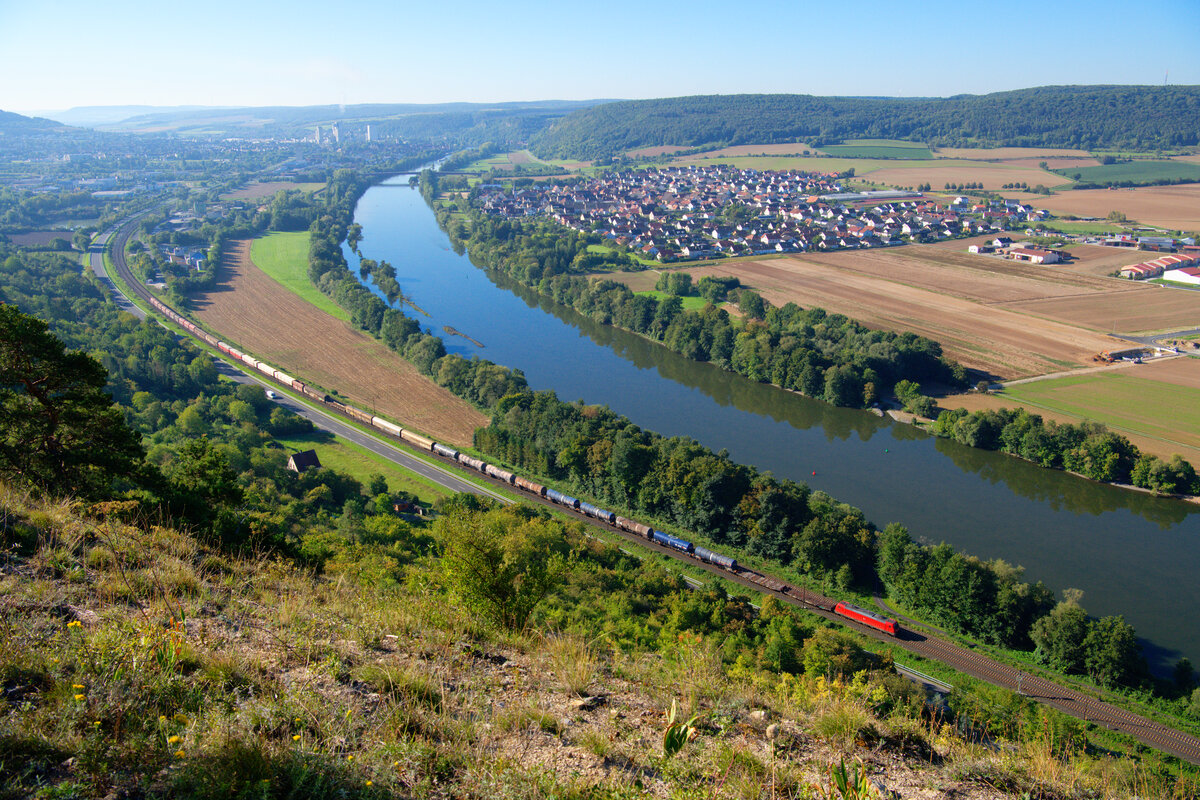 Eine unbekannte 187 von DB Cargo mit einem langen gemischten Güterzug bei Karlstadt Richtung Gemünden, 09.09.2020