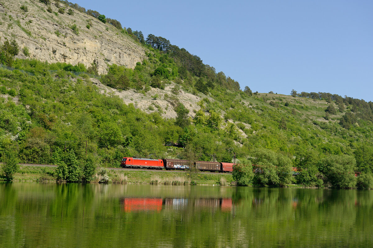 Eine unbekannte 187 mit einem gemischten Güterzug bei Karlstadt Richtung Gemünden, 07.05.2020