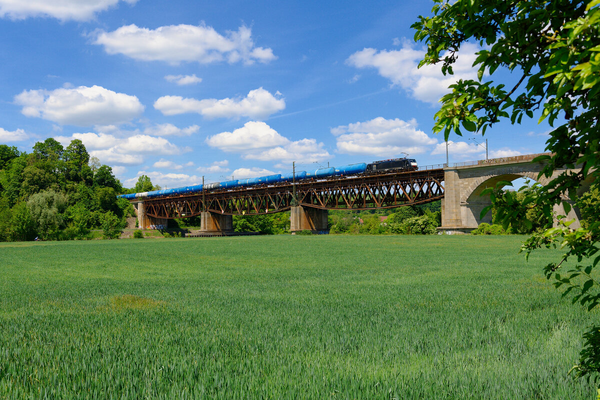 Eine unbekannte 189 MRCE mit einem Kesselwagenzug bei Regensburg-Prüfening Richtung Passau, 21.05.2020