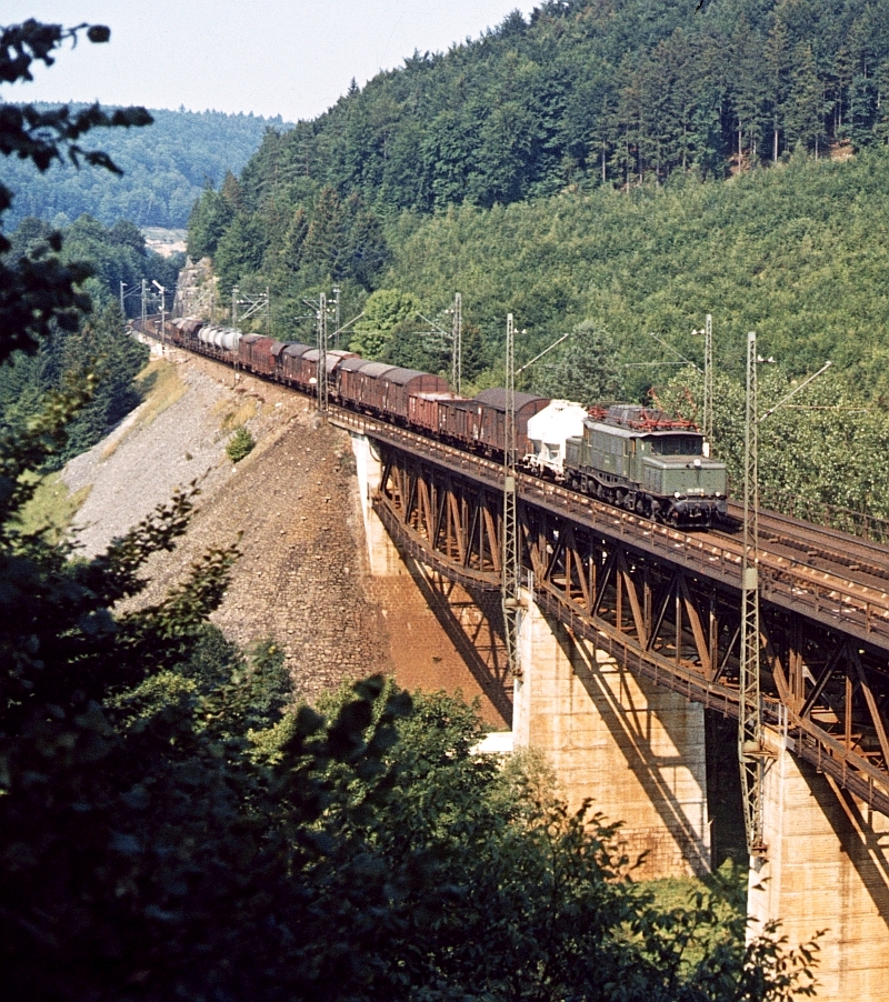 Eine unbekannte 194 befrdert am 5.8.1981 einen Gterzug ber das Viadukt in Mhren, Strecke Treuchtlingen - Augsburg. 