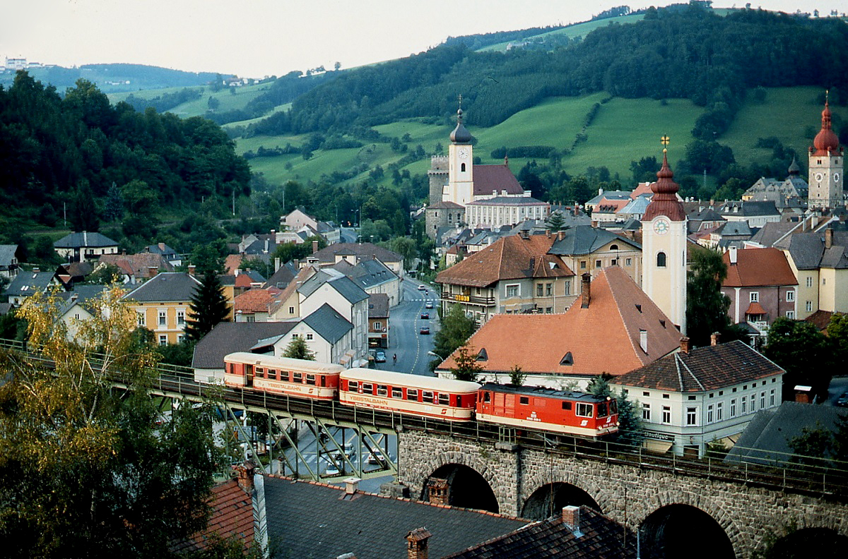 Eine unbekannte 2095 überquert im Juni 1991 den Stadtviadukt in Waidhofen an der Ybbs