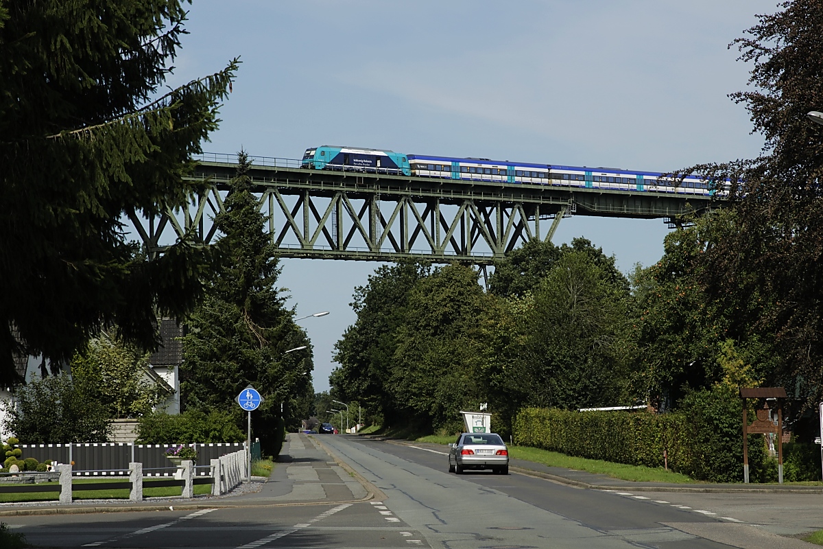 Eine unbekannte 245 überquert am 23.08.2019 die Burger Straße in Hochdonn