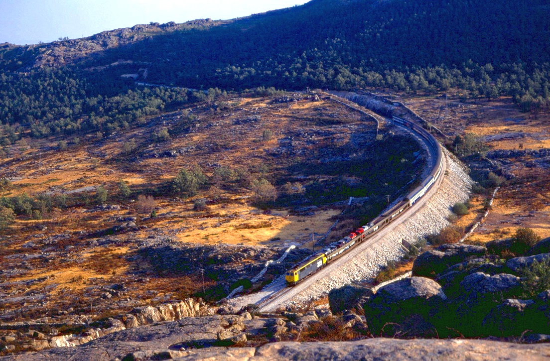 Eine unbekannte 333 befrdert den abendlichen Schnellzug 301 nordwrts auf der in den 1960er Jahren neu gebauten Strecke Madrid - Burgos. Aufnahme bei Bustarviejo, 07.09.1991.