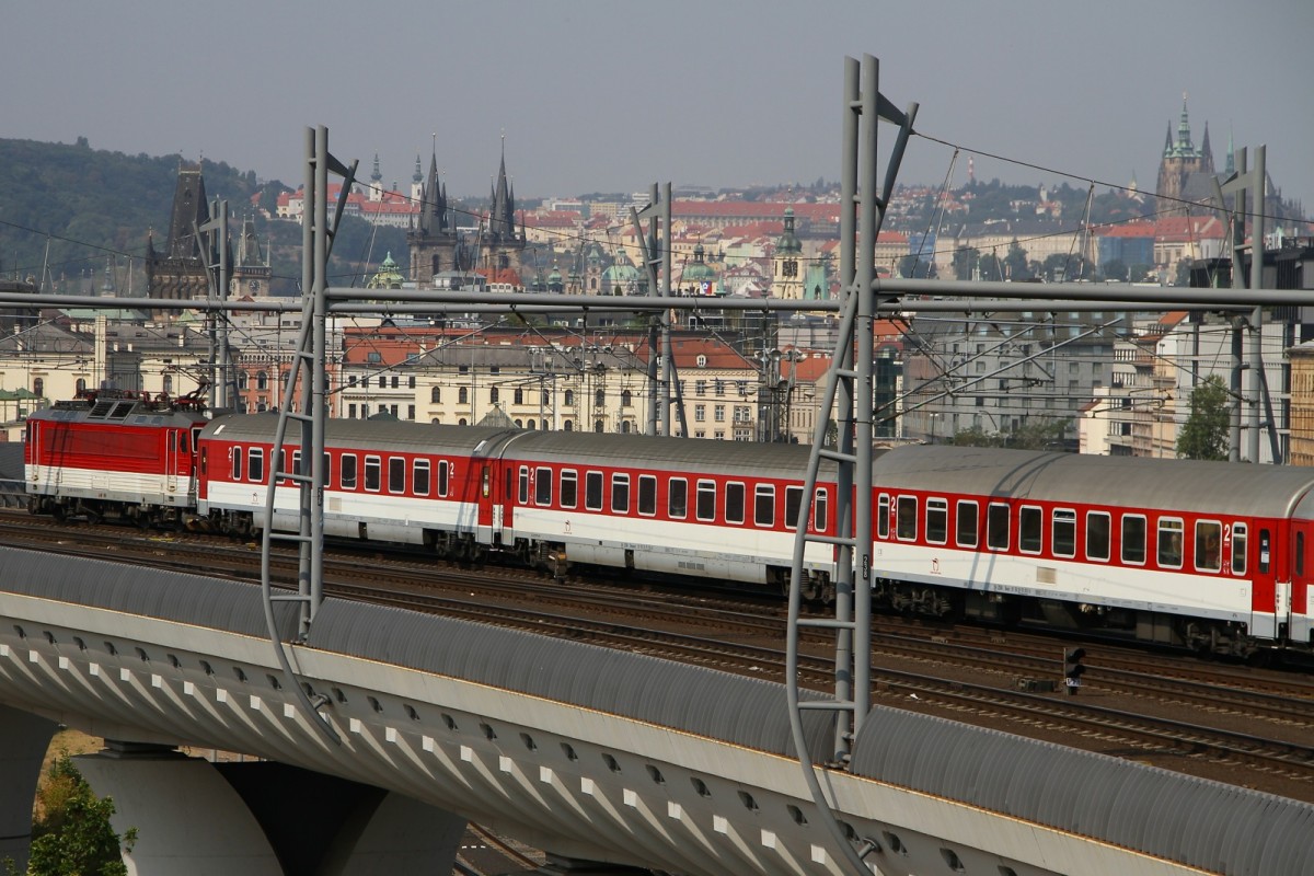 Eine unbekannte 362 mit farblich passenden Waggons fährt in den Prager Hbf ein. Bild am 12.08.2015 von einem Hügel beim Národní památník na Vítkově Park geknipst.