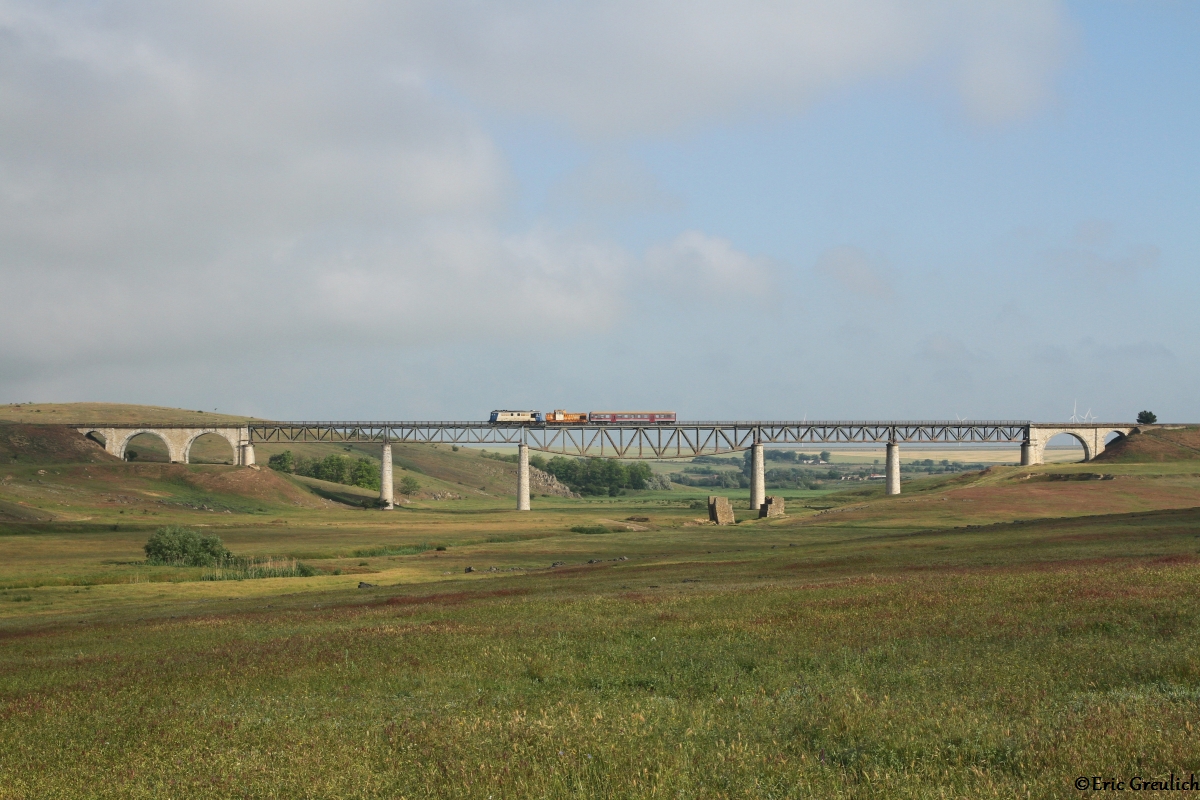 Eine unbekannte 60er zog am Morgen 82 0374 und einen Personenwagen als Regio von Tulcea nach Medgidia zwischen Cogelac und Targusour am 04.06.17.