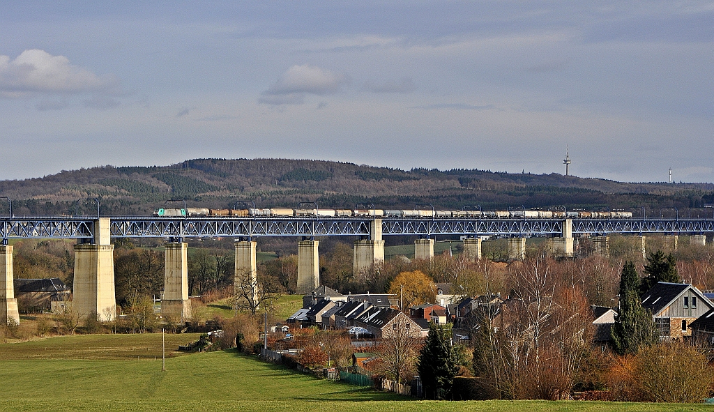 Eine unbekannte Alpha Trains Belgium E 186, vermietet an COBRA (28XX), mit einem Kesselwagenzug auf dem Viadukt von Moresnet in Richtung Westen (Moresnet, 04.02.14).