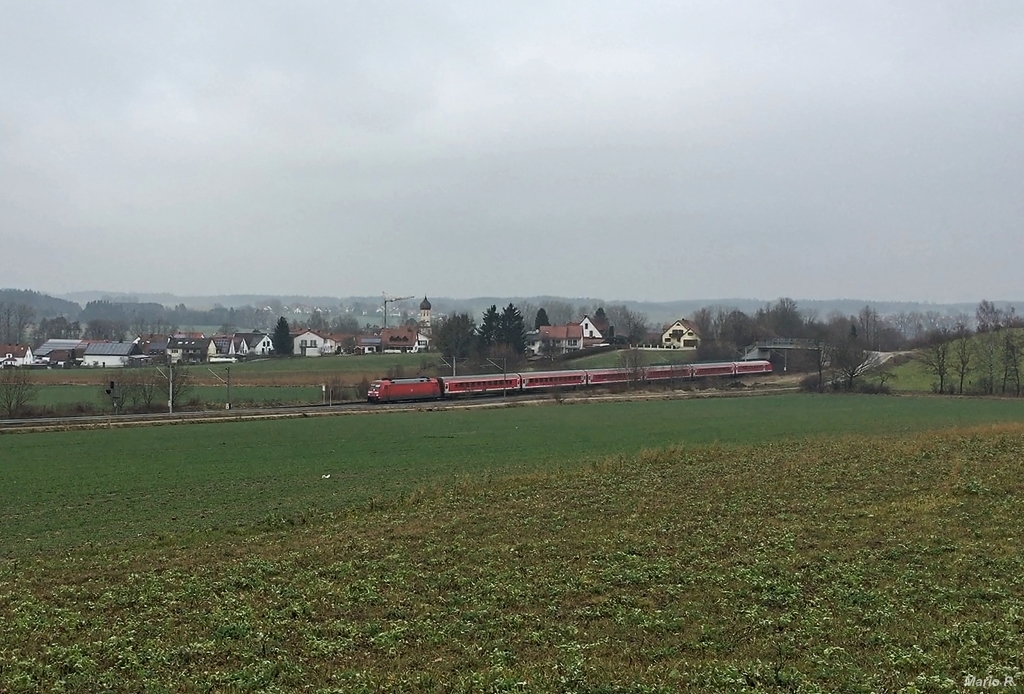 Eine unbekannte Baureihe 101 hatte am 12.1.2018 einen aus IC-Wagen gebildeten Zug des  München-Nürnberg-Express  am Haken und konnte bei Asbach auf der Fahrt nach München aufgenommen werden. 