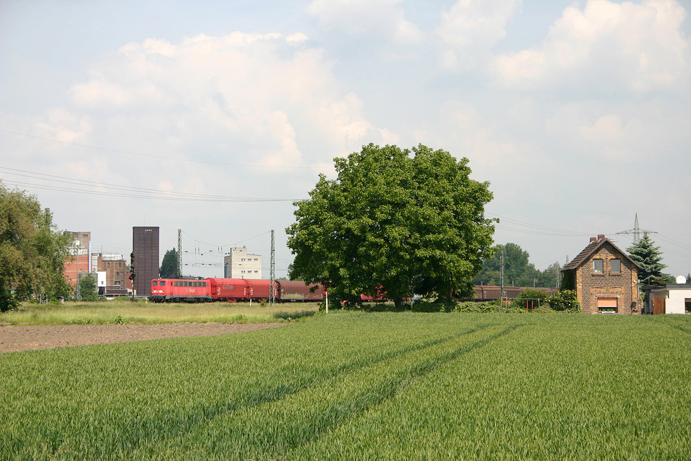 Eine unbekannte DB 140er verlässt zum Zeitpunkt der Aufnahme den Bahnhof Hürth-Kalscheuren in Richtung Brühl.
Aufnahmedatum: 7. Juni 2006.