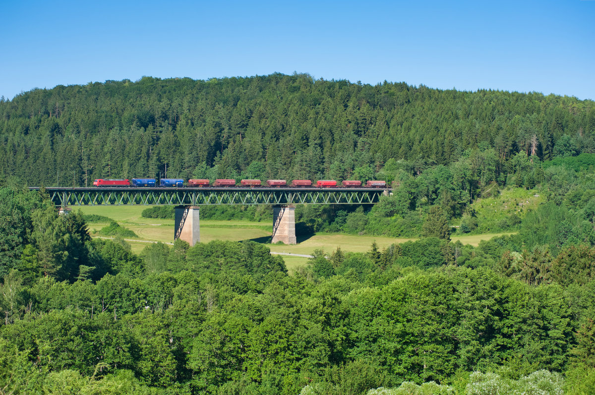 Eine unbekannte DB 152 mit einem Staubgutzug bei Deining Richtung Nürnberg, 27.06.2019