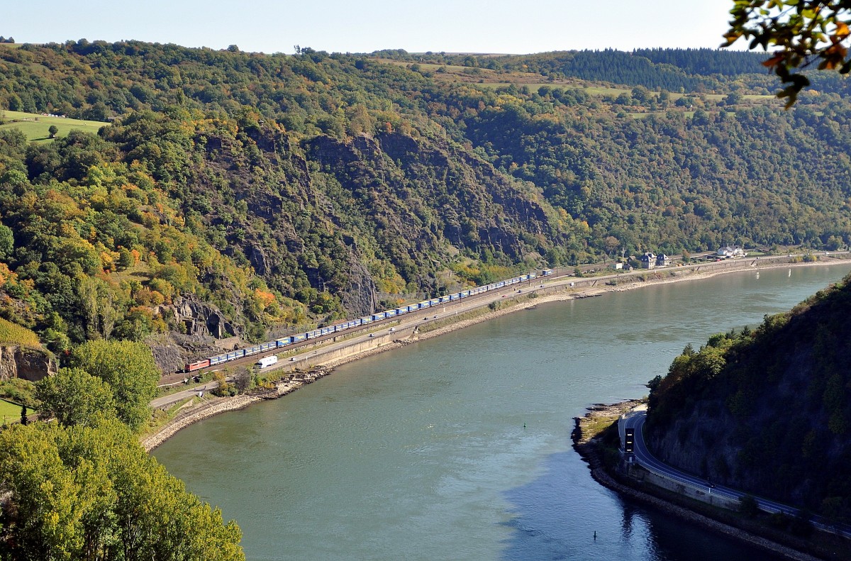 Eine unbekannte DB Schenker Rail 151 mit einem LKW-Walter-Zug kommt am 02.10.11 auf der rechten Rheinstrecke von Süden her und wird in Kürze in Loreley-Tunnel einfahren. Die Aufnahme wurde von der Spitze der Loreley aus gemacht.
