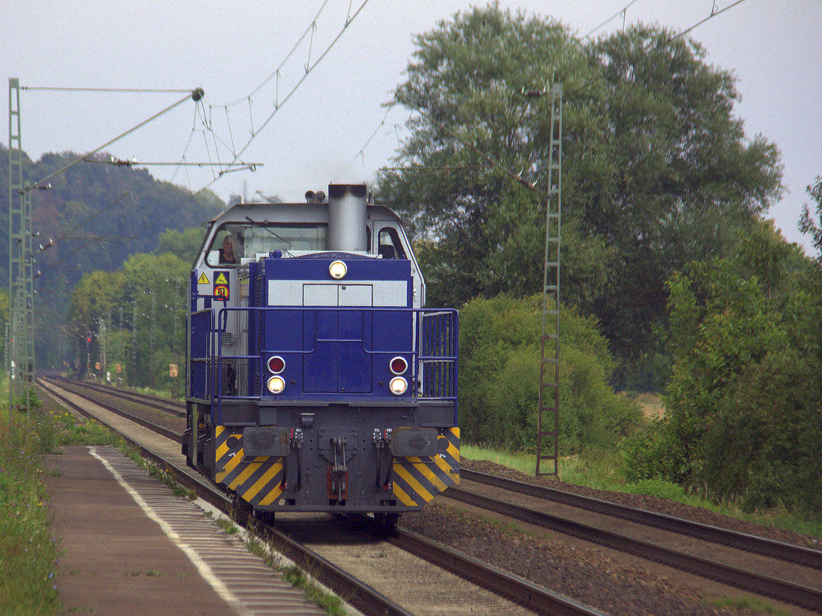 Eine Unbekannte Diesellok von der RBH kommt als Lokzug aus Köln nach Koblenz und kommt aus Richtung Köln-Eifeltor,Hürth,Brühl,Sechtem,Bornheim und fährt durch Roisdorf bei Bornheim in Richtung Bonn-Hbf,Bad-Godesberg,Rolandseck,Remagen,Sinzig,Bad Breisig,Brohl-Lützing und fährt durch Namedy in Richtung Andernach,Weißenthurm,Urmitz,Koblenz-Lützel.
Aufgenommen vom Bahnsteig 2 in Namedy.
Bei Sommerwetter am Vormittag vom 17.8.2018.
