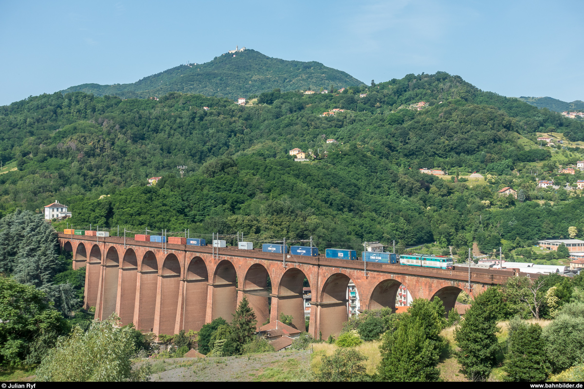 Eine unbekannte E.655 überquert am 2. Juli 2018 mit einem Containerzug die Ponte di Campomorone bei Pontedecimo.