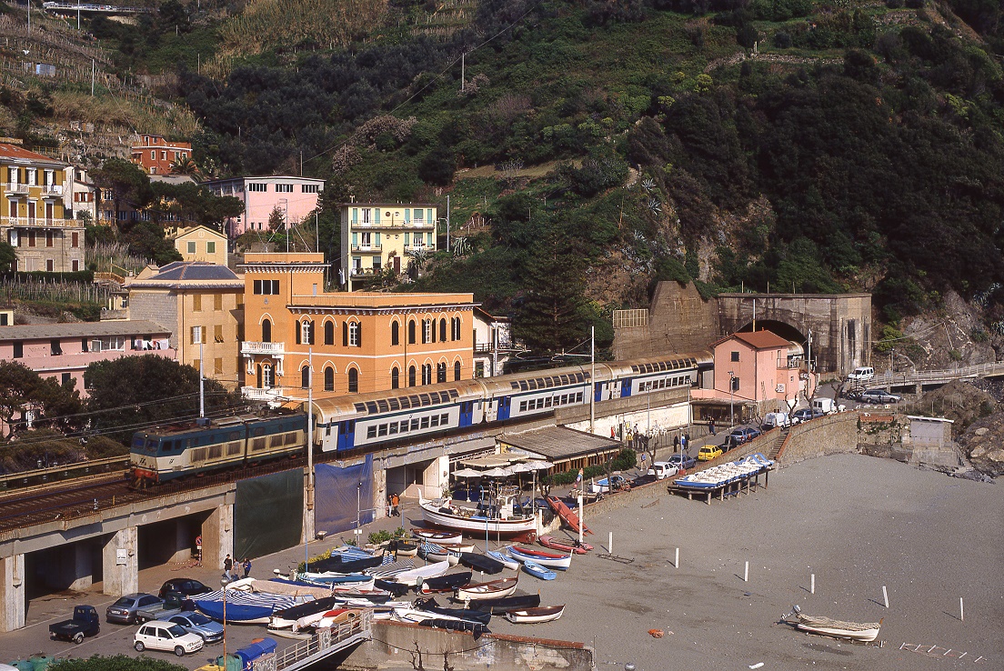 Eine unbekannte E656 in Monterosso al Mare, 27.03.2002.