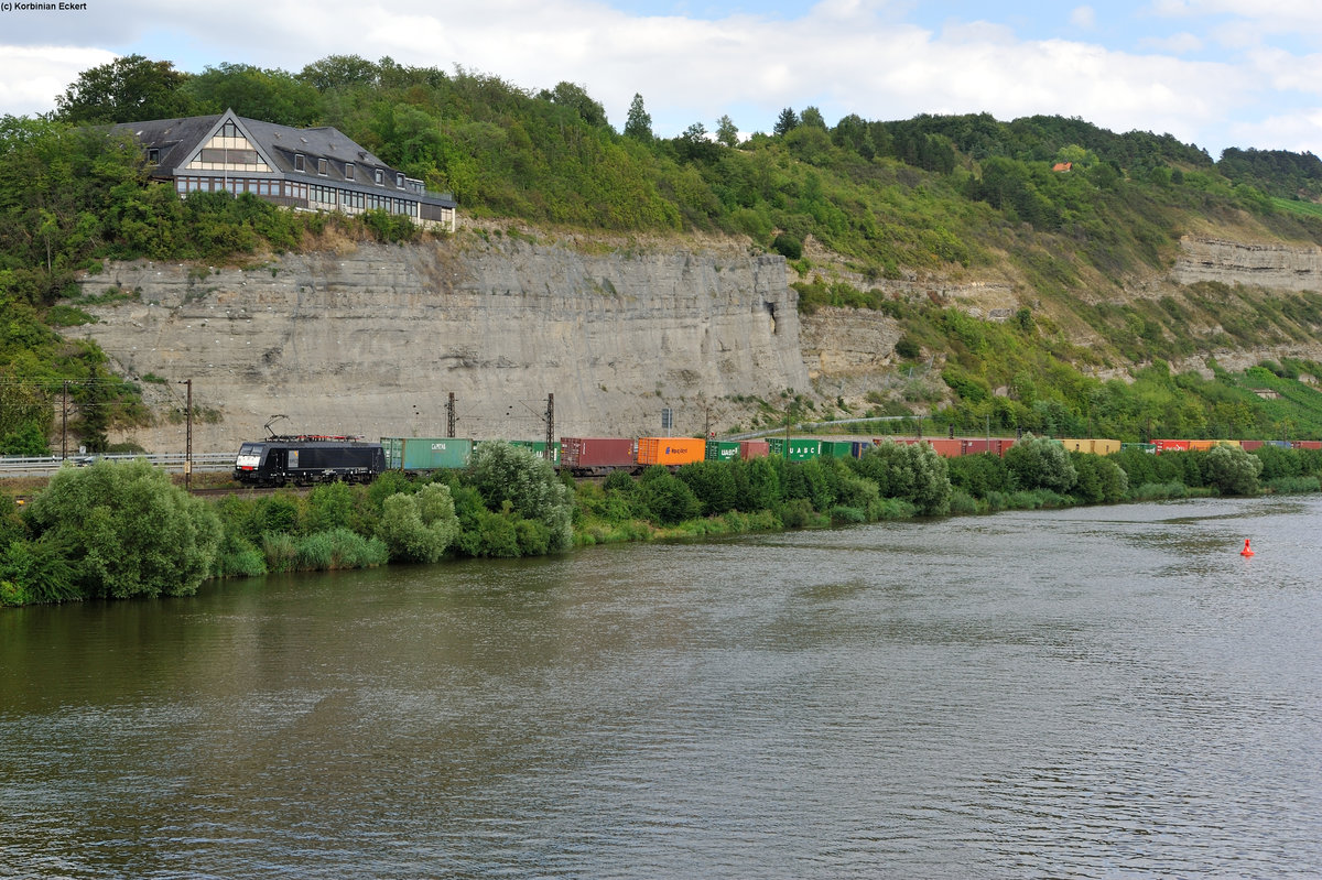 Eine unbekannte ES 64 F4 mit einem Containerzug Richtung Gemünden(Main) bei Retzbach-Zellingen, 23.07.2015
