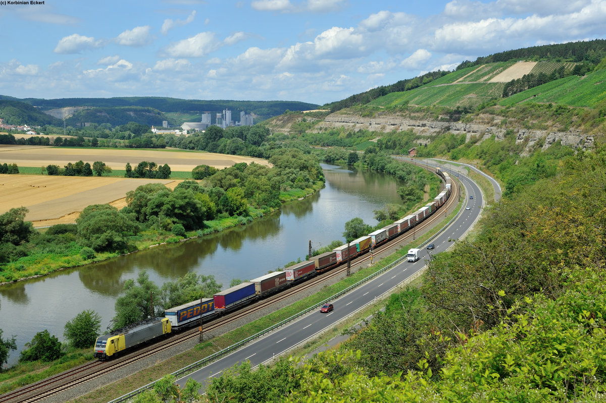 Eine unbekannte ES 64-F4 mit einem KLV-Sattelaufliegerzug bei Himmelstadt auf der Fahrt Richtung Nürnberg, 23.07.2015