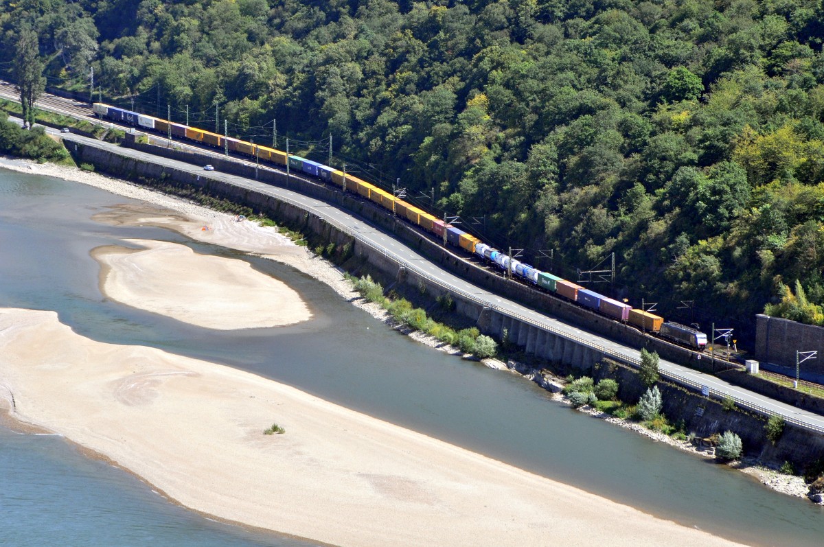 Eine unbekannte MRCE 189er befindet sich am 18.08.12 mit einem Containerzug auf der rechten Rheinstrecke in südlicher Fahrtrichtung kurz vor der Einfahrt in den Roßsteintunnel (schräg gegenüber von Oberwesel).
