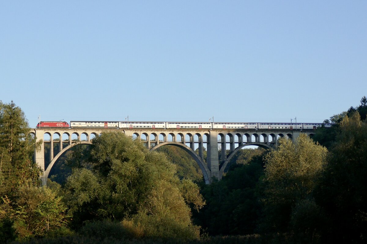 Eine unbekannte Re 460 zieht am 26.9.23 ihren IR15 nach Luzern übers Grandfey-Viadukt.