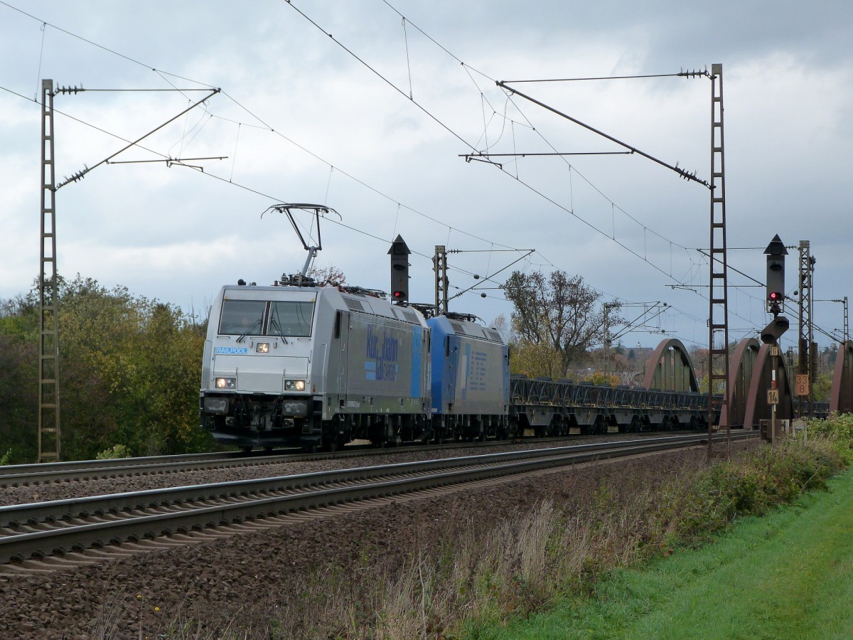 Eine unbekannte Rurtalbahn 185 fhrt am 29.10.13 mit einer LTE 185 im Schlepp & einem Gterzug durch das Leinetal Richtung Sden. 
Festgehalten kurz hinter dem Bahnhof Elze (Han).