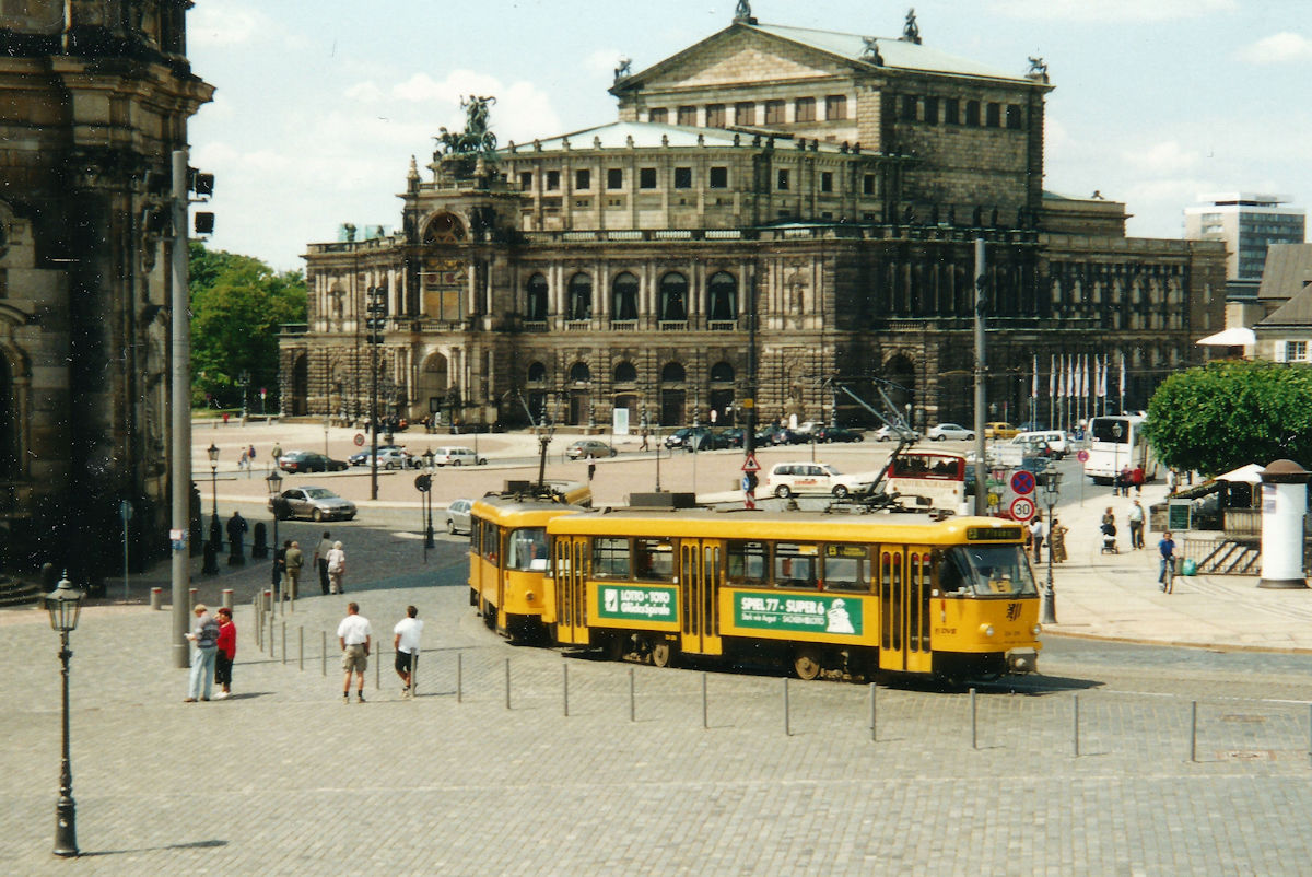 Eine unbekannte Traktion aus Tatra T4DM der Dresdner Verkehrsbetriebe fuhr am 28.5.2002 als  Studentenshuttle  der Linie E3 über den Theaterplatz in Dresden. Die Linie fuhr planmäßig von Plauen zum Postplatz über die Augustusbrücke und über die Carolabrücke wieder zurück nach Plauen. (Scan vom Originalfoto)