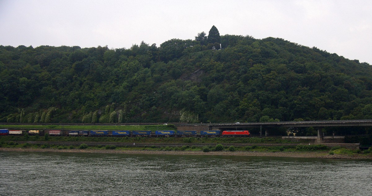 Eine unbekante 152er DB kommt durch Oberwinter(am Rhein) aus Richtung Koblenz mit einem langen LKW-Zug aus Italien nach Köln-Eifeltor(D) und fährt in Richtung Bad-Godesberg,Bonn-Hbf,Bornheim,Sechtem,Brühl,Hürth,Köln-Eilfeltor.
Aufgenommen vom Friedhof von Unkel am Rhein.
Bei Regenwetter am Nachmittag vom 5.9.2015.