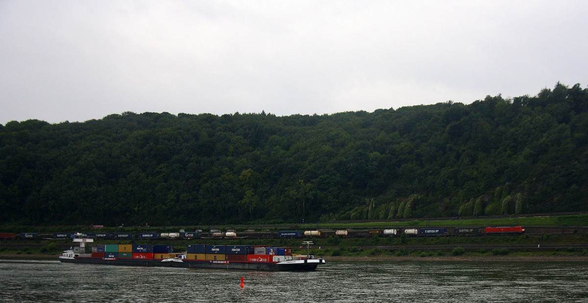 Eine unbekante 189er von DB kommt durch Oberwinter(am Rhein) aus Richtung Koblenz mit einem langen LKW-Zug aus Gallarate(I)nach Rotterdam(NL) und fährt in Richtung Bad-Godesberg,Bonn-Hbf,Bornheim,Sechtem,Brühl,Hürth,Köln-Eilfeltor. 
Aufgenommen von der Rechten Rheinseite in Unkel. 
Bei Regenwetter am Nachmittag vom 5.9.2015.