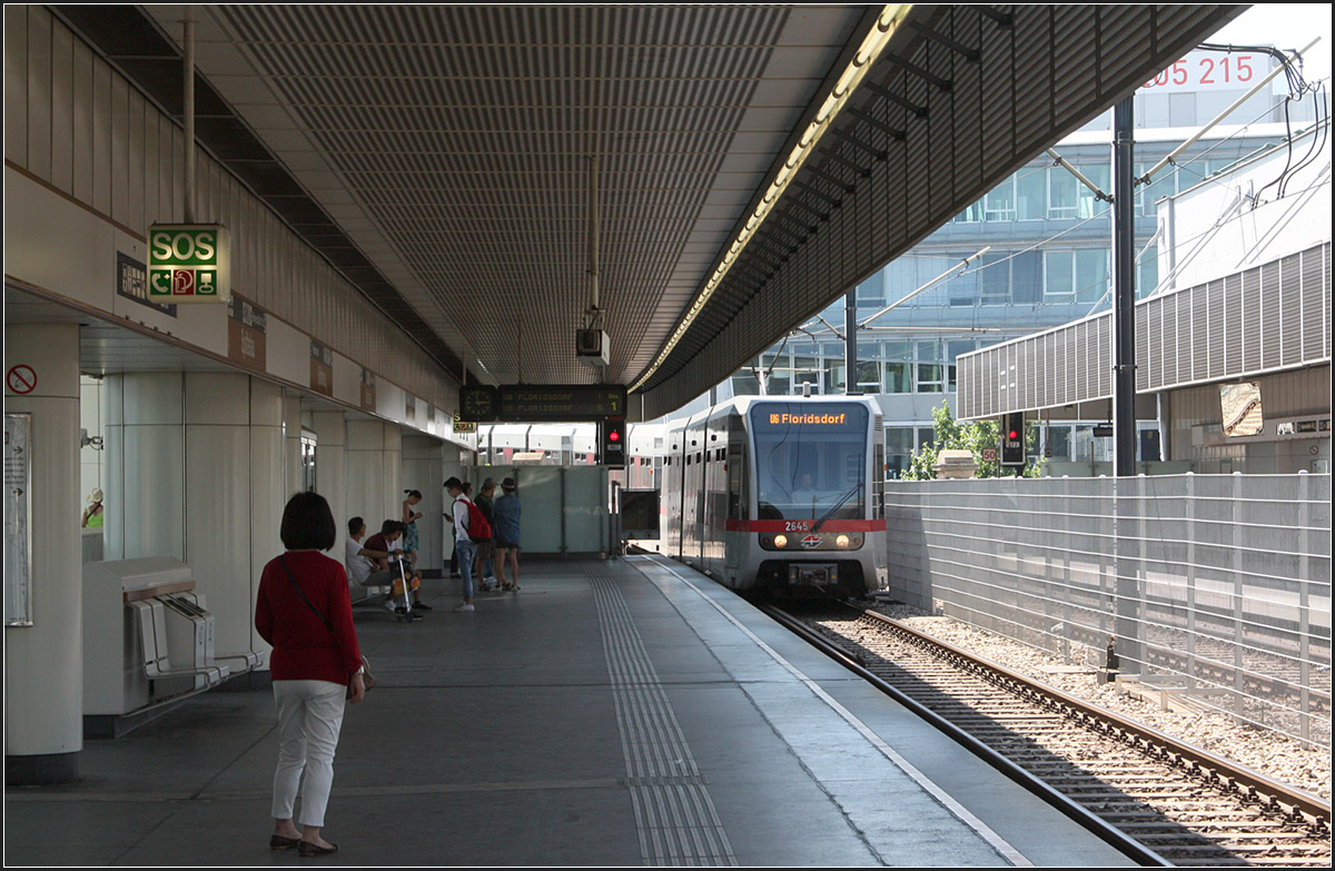 Eine 'unechte' U-Bahn -

Im Gegensatz zu den anderen Wiener U-Bahnlinien wird die Linie U6 mit Mittelflur-Stadtbahnwagen mit Stromzufuhr über Oberleitung betrieben. Einen Ausbau zur echten U-Bahn anlog der U4, die ebenfalls früher Teil der Wiener Stadtbahn war, schied aus, da ein zu großer Eingriff in die denkmalgeschützten Bahnhöfen entlang des Gürtel nötig gewesen wären.

Die Aufnahme zeigt die Einfahrt eines Stadtbahnzuges in den 1996 eröffneten Hochbahnhof Spittelau, wo in die U4 umgestiegen werden kann.

04.06.2015 (Matthias)