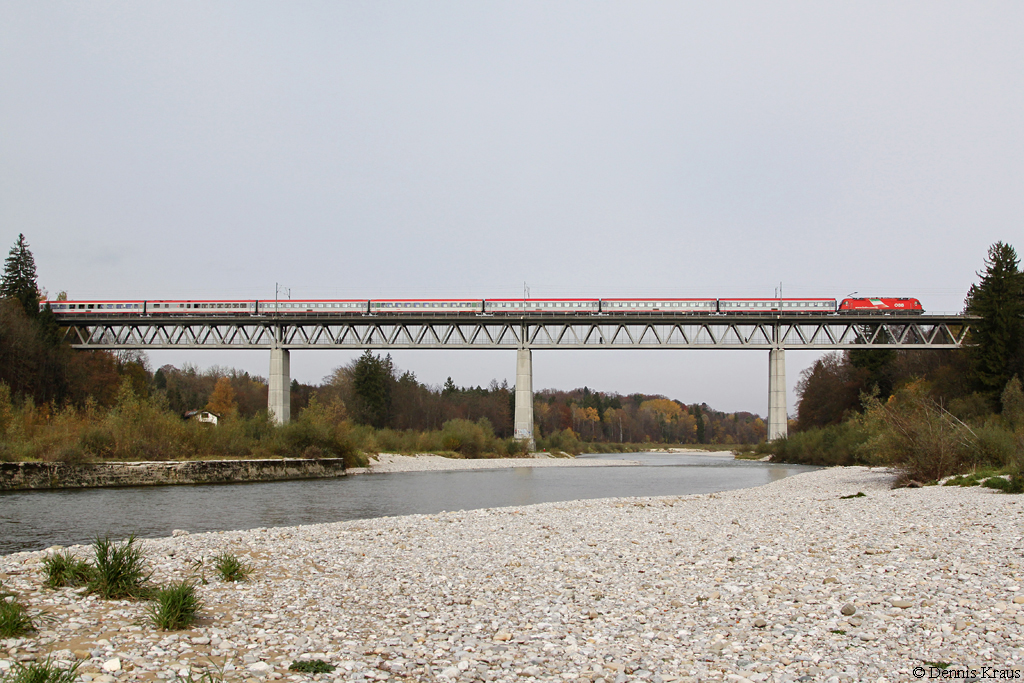 Eine unerkannt gebliebene 1216 rollt mit dem wegen Bauarbeiten ber Holzkirchen umgeleiteten EC 87 ber die Grohesseloher Brcke in Mnchen. 01.11.2013.