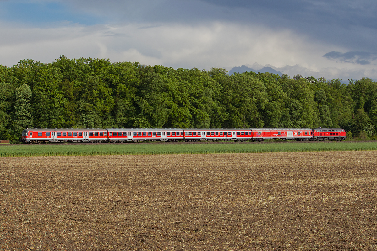 Eine unerkannt gebliebene 218 schiebt ihren Radexpress Richtung Ulm. Der Radexpress verkehrt an allen Wochenenden und Feiertagen zwischen Mai und Oktober zwischen Ulm und Friedrichshafen, aufgenommen bei Mochenwangen.