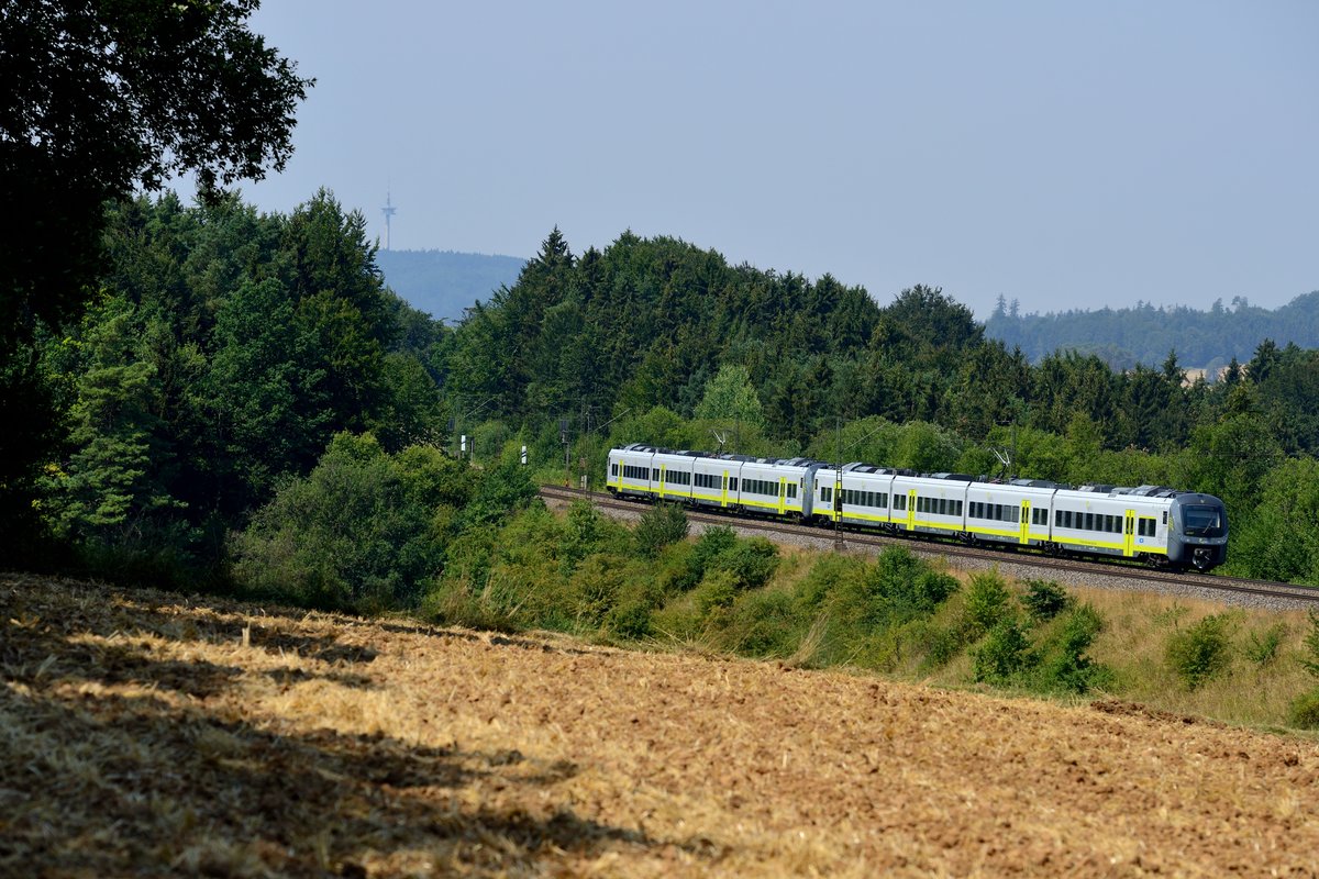Eine unerkannt gebliebene Doppel-Garnitur 440 von agilis in der Nähe von Darshofen am 08. August 2015.