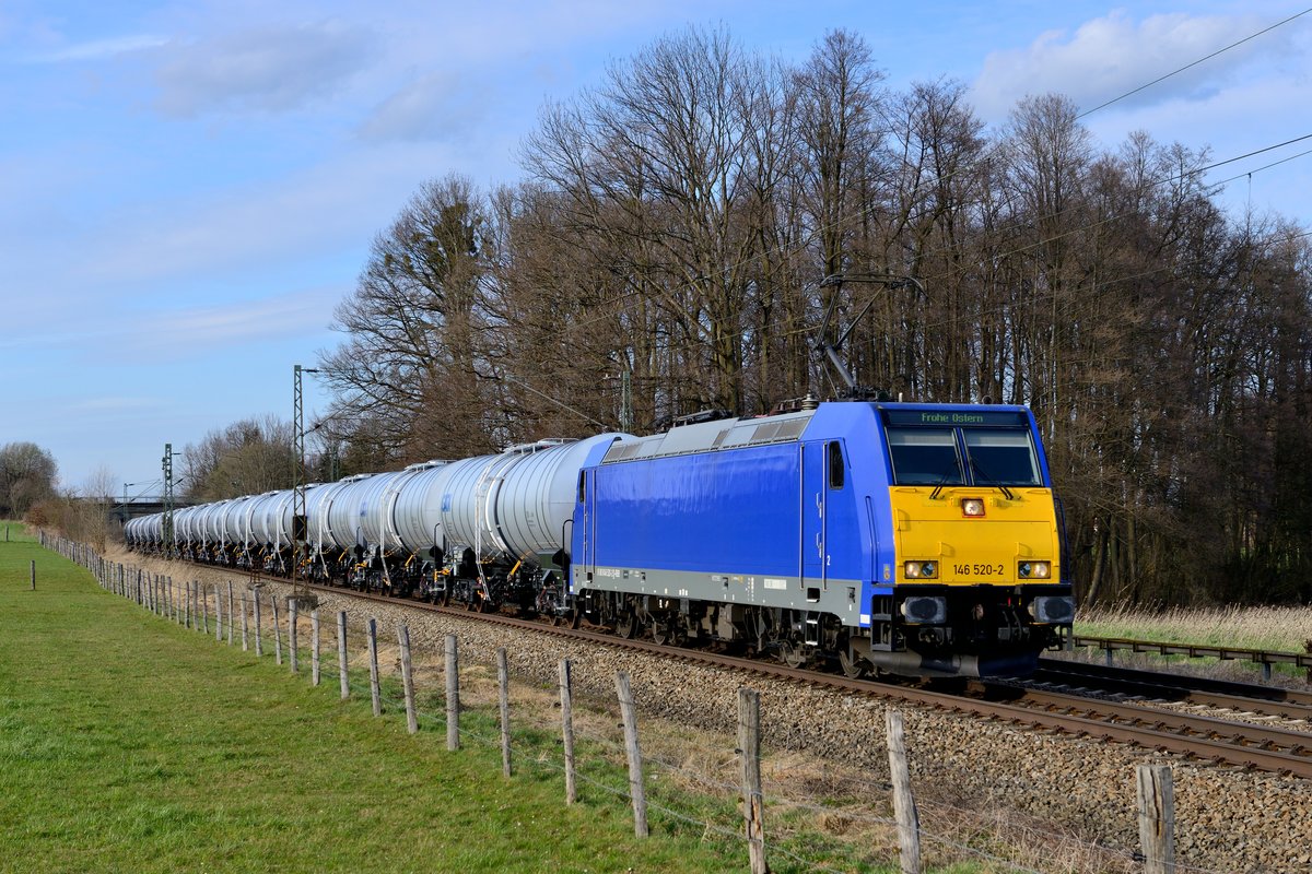 Eine ungewöhnliche Fuhre: Am 03. April 2015 verschlug es 146 520 mit einem Kesselwagenzug nach Südbayern. Bei Vogl an der Strecke zwischen München und Rosenheim konnte die Leistung aufgenommen werden. Passend zum Karfreitag wird per Display  Frohe Ostern  gewünscht.