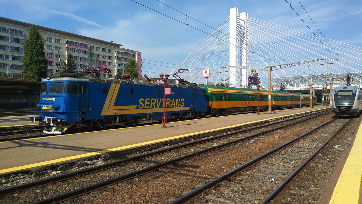 Eine ungewöhnliche Kombination: E-Lok 91-53-0-400084-6 der Servtrans fährt vor einer IR-Garnitur der Astra Trans am 08.09.2017 ein. Das Ungewöhnliche an der Kombination ist dass die Servtrans eigentlich Güterzüge befördert.