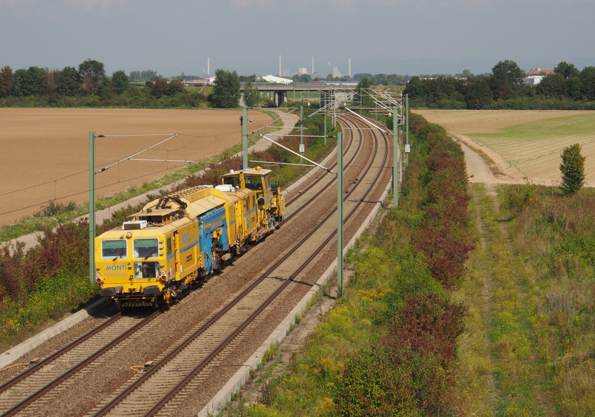 Eine Unimat 09-475/4S der  Monti Gleisbau GmbH  und ein mir unbekanntes Bahndienstfahrzeug sind auf der Schifferstädter Umgehungskurve Richtung Neustadt/W. unterwegs.

Schifferstadt, der 06.09.2014