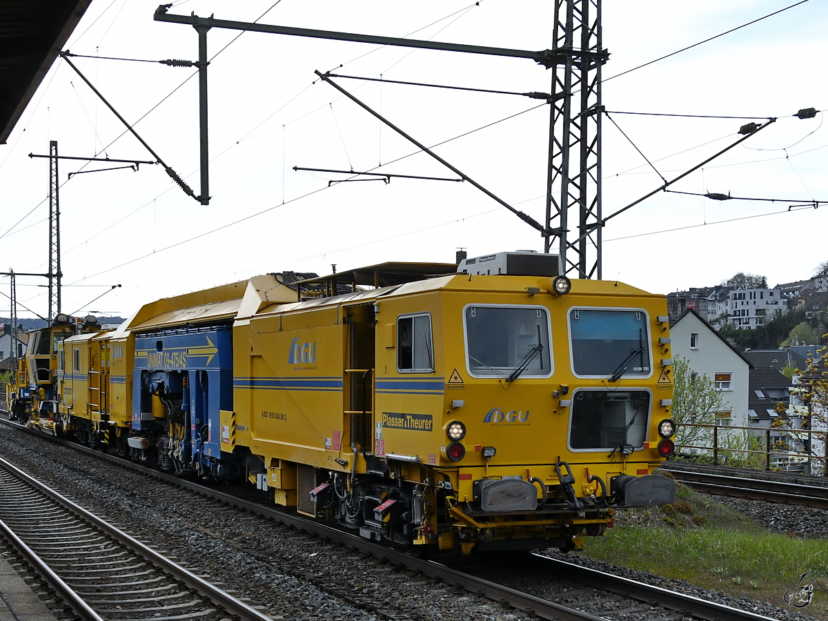 Eine Universalstopfmaschine UNIMAT 08-475/4S eine Schotterplaniermaschine SSP 110 SW der Deutschen Gleisbau Union Ende April 2021 bei der Durchfahrt in Wuppertal-Unterbarmen.