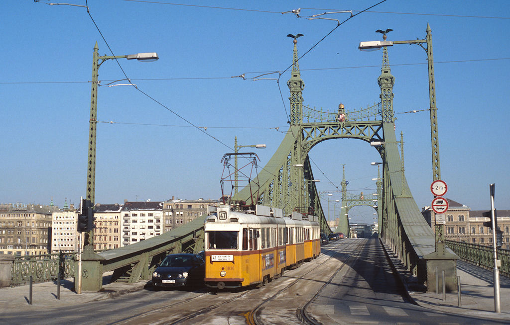 Eine UV - FP - UV - Garnitur, geführt vom Tw. 3830 auf der Szabadsaghid kurz vor dem Szent Gellert ter. (30.01.2005)