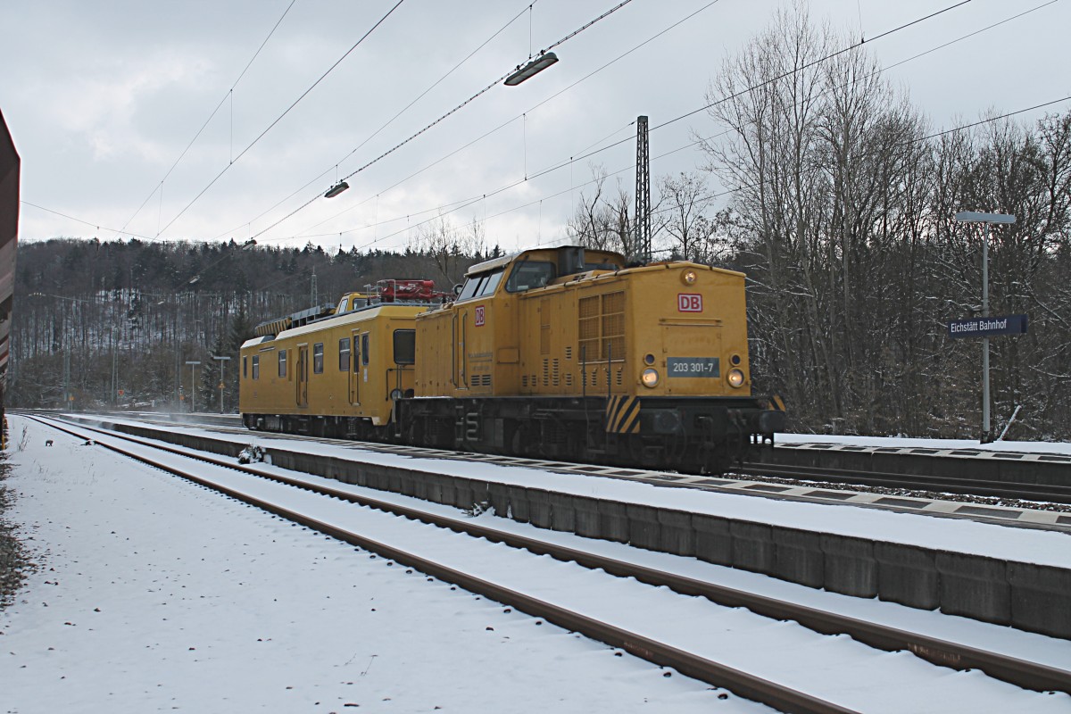 Eine V 100 Ost durchfährt an diesem trüben Wintertag den Bahnhof Eichstätt in Richtung Treuchlingen. Die Aufnahme entstand am 09.02.2013