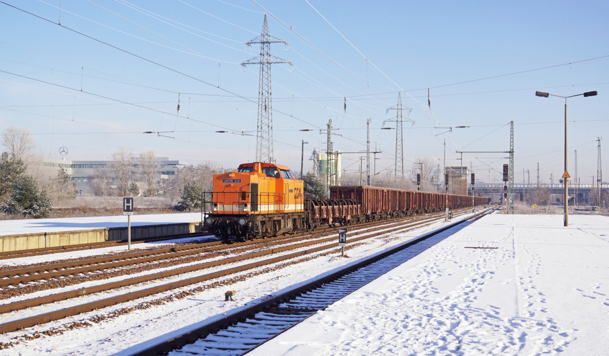 Eine V100 von Locon sieht man meistens nur vor kurzem dem Bau dienenden Züge. Ich hatte am 19.01.16 in Berlin Schönefeld das Glück eine mal vor einem Ganzzug mit Beigabe betrachten zu dürfen. Der extrem kalte und klare Wintertag sorgte für die richtige Ausleuchtung.