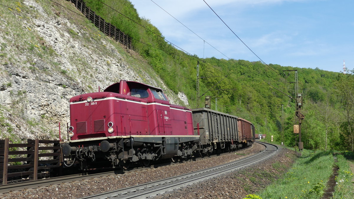 Eine V100 zieht einen Güterzug die Geislinger Steige hinab. Aufgenommen am 28.4.2018 16:22