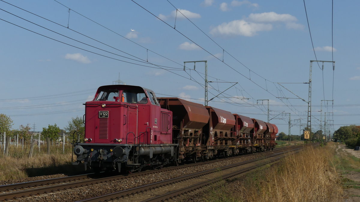 Eine V122 des Eisenbahnmuseums Darmstadt Kranichstein auf der Rhein-Main Bahn zwischen Weiterstadt und Klein-Gerau. Aufgenommen am 19.9.2018 15:56