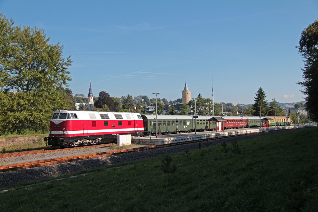 Eine V180 im Zschopautal, das gab es lange nicht mehr. Im Bahnhof Zschopau gab es einen planmigen Aufenthalt wegen der Zugkreuzung mit der Erzgebirgsbahn, 14.09.2013.