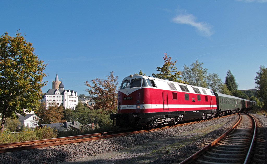 Eine V180 im Zschopautal, das gab es lange nicht mehr. Hier erreicht 118 770-7 mit einem Sonderzug aus Cottbus am 14.09.2013 meine Heimatstadt Zschopau. Links im Bild, das Wahrzeichen der Stadt: Schlo Wildeck.