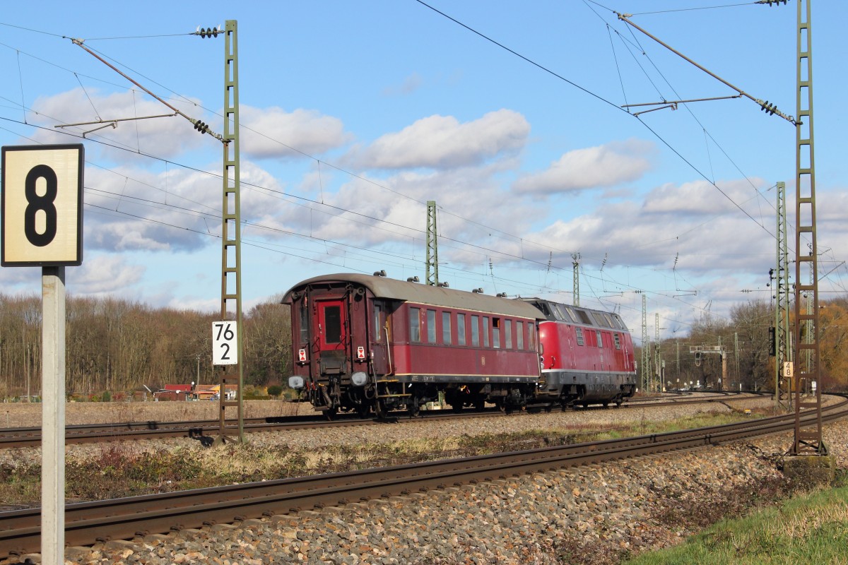 Eine V200 mit Anhang. Die Typennummer der Diesellok ist leider nicht genau erkennbar. 23.02.2014