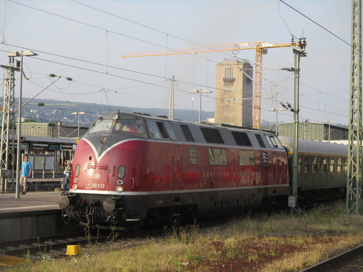 Eine V200 im Stuttgarter HBF ist schon sehr selten aber die V200 033 der Hammer Eisenbahnfreunde hatte am 9.6.2018 die ehre einen Sonderzug der Ulmer Eisenbahnfreunde ( Historischer Dampfschnellzug )von Stuttgart nach Donaueschingen zu bepannen.