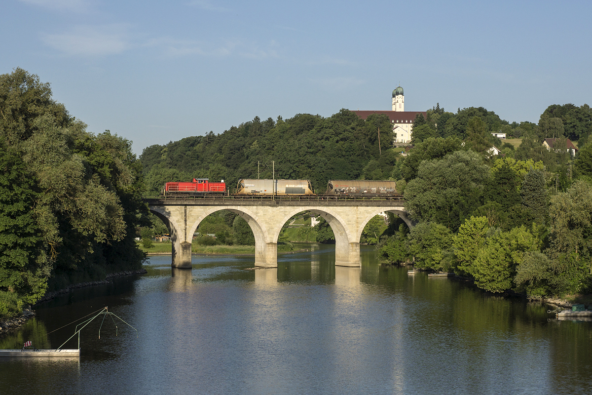 Eine V90 zieht einem kurzen Güterzug zum Bahnhof Vilshofen (Donau). Am Morgen des 10.06.2014 befährt der Zug vor der Kulisse der Benediktinerabtei Schweiklberg den Vilsviadukt.