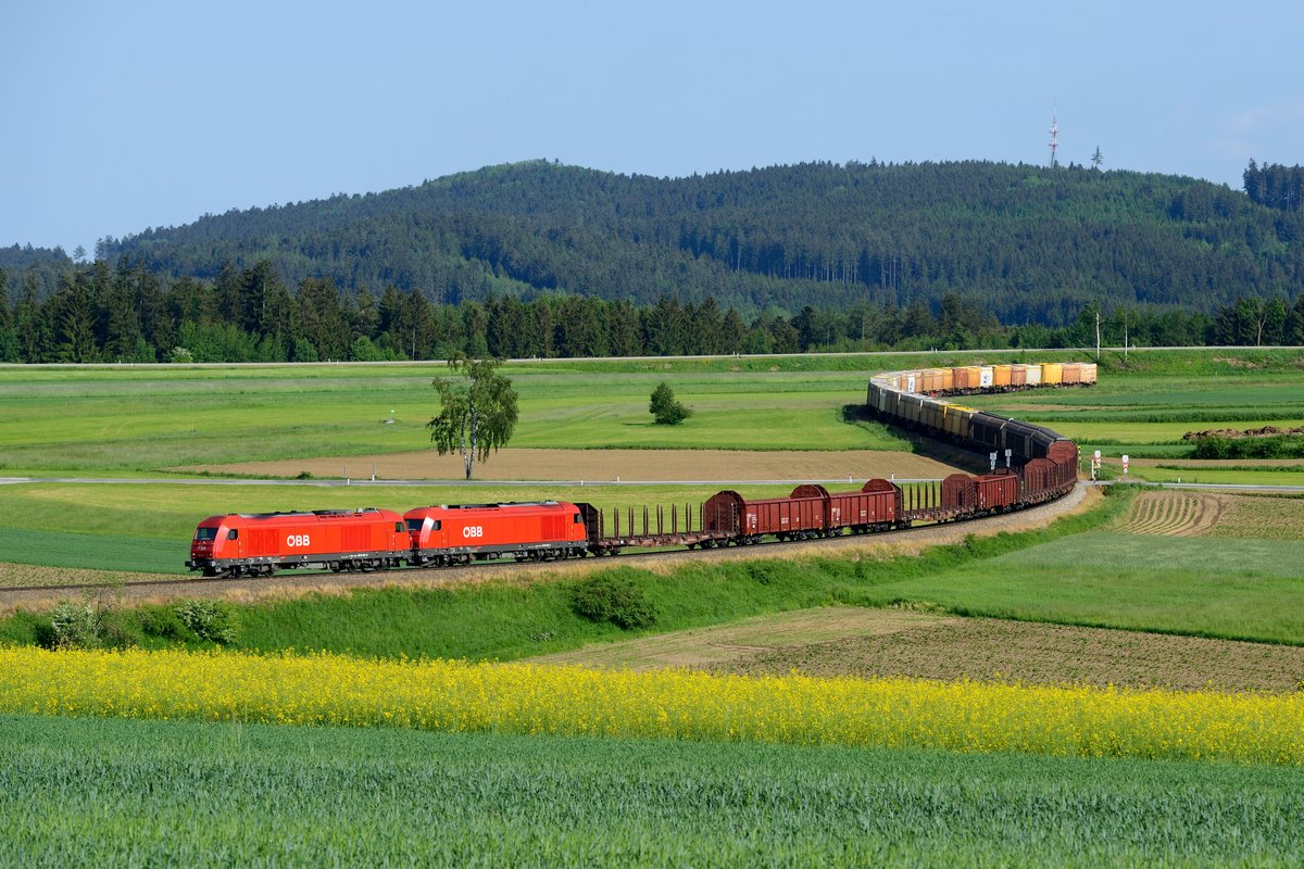 Eine Variation des Motivs ein paar Meter weiter und mit mehr Tele. VG 73145 wies am 28. Mai 2015 eine ordentliche Länge auf. Der von 2016.021 und 003 beförderte Zug ist rein auf den Transport von Holzprodukten ausgelegt. Mit den ersten Waggons wurde Holz als Rohmaterial zum Sägewerk Stora Enso bei Brand angeliefert. Sie gehen leer wieder zurück nach Tschechien. Die Schiebewandwagen sind mit Holzplatten beladen, die Sgns mit Innofreight-Containern mit Hackschnitzeln, welche in die Steiermark zu dort ansässigen Papierfabriken gehen.