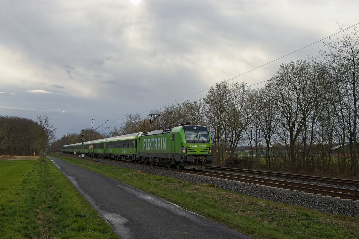 Eine Vectron-Lok zieht den FLX 30 auf dem Weg nach Leipzig durch Nordbögge (30.03.2023)