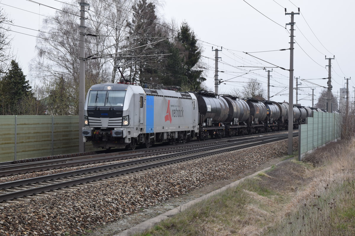 Eine Vectron der Retrack mit Kesselwagen nahe Prinzersdorf. 2.3.2016.